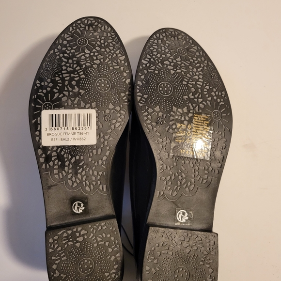 Patent Leather flats with Embroidered CREST - Picture 3 of 8